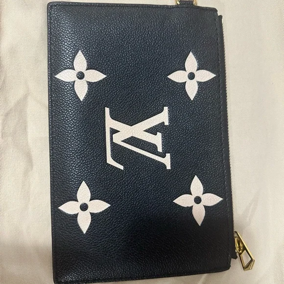 Louis Vuitton - Picture 2 of 4